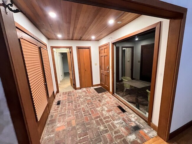 Building Photo - Nice home near Wollochet Bay