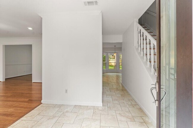 Building Photo - 28 Silver Elm Pl