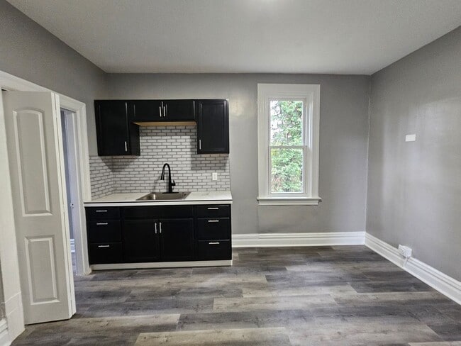 Building Photo - Fully updated 3 Bedroom 1 Bath Apartment for rent in Beechview!