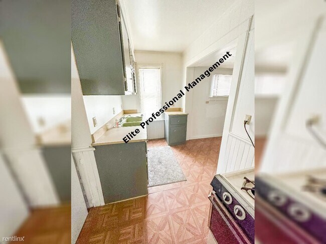 Building Photo - 2 br, 1 bath Triplex - 821 N Bond St Unit 2
