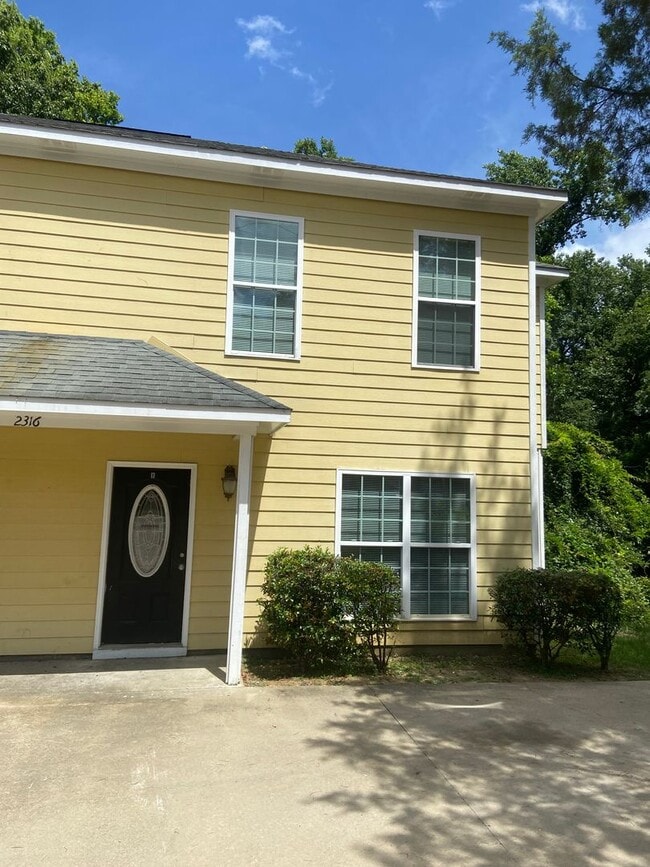 Building Photo - 2316 Summerville Rd