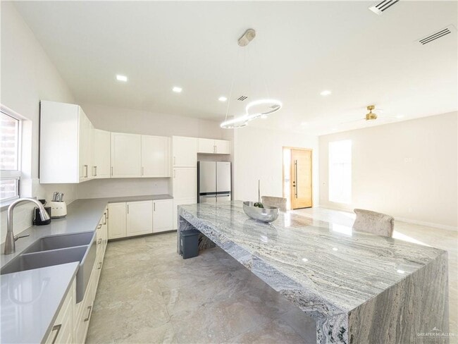 Building Photo - 2041 Lake View Dr