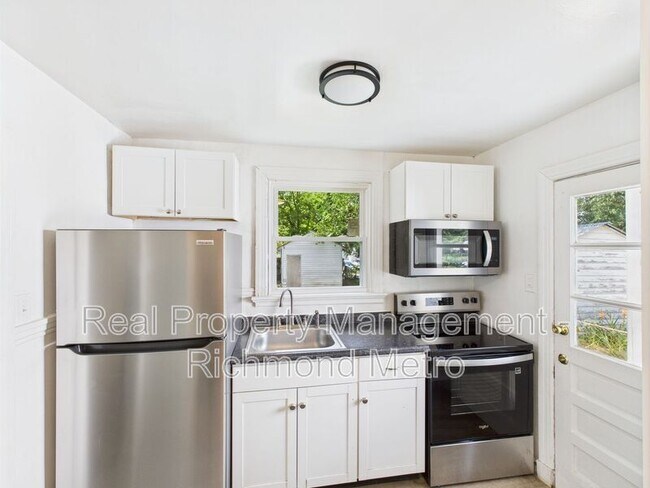 Building Photo - 3905 Larchmont Ln