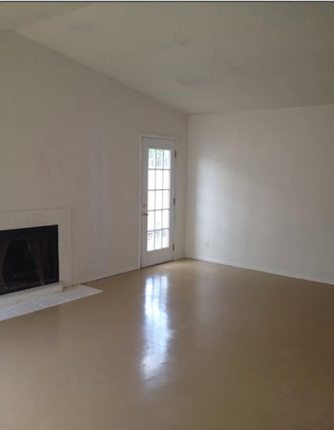 Building Photo - Large 2/2 duplex with a 2 car carport