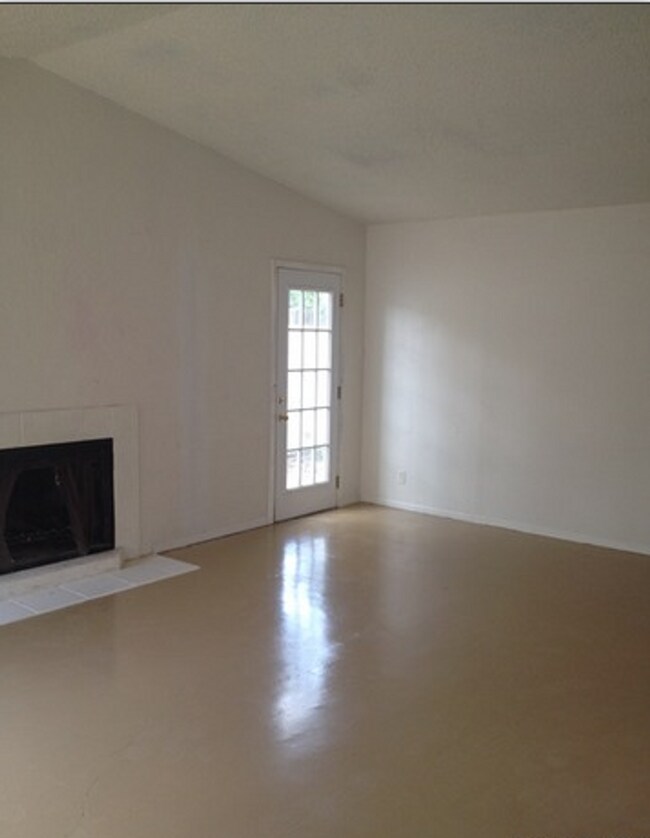 Foto del edificio - Large 2/2 duplex with a 2 car carport