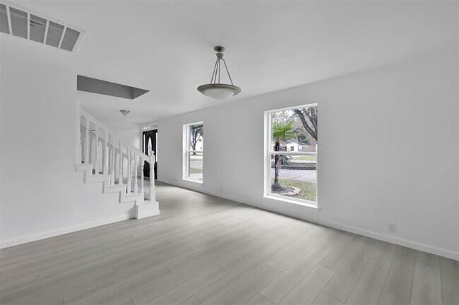 Foto del edificio - 549 Brandon Rd