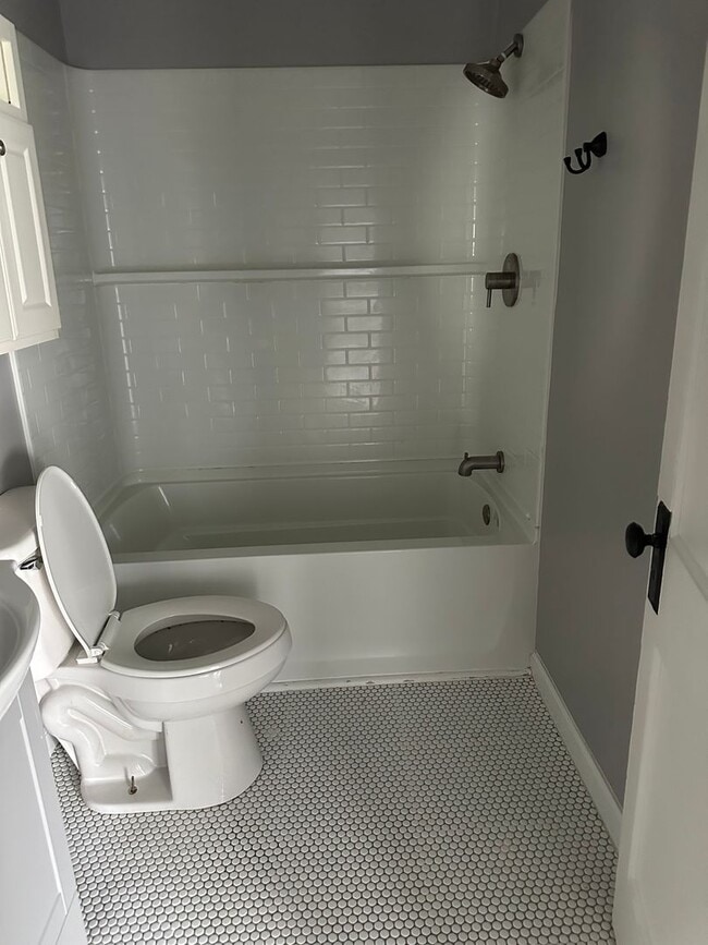 Building Photo - Nice 2 Bedroom 1 Bath Apartment above a salon. 1 Level