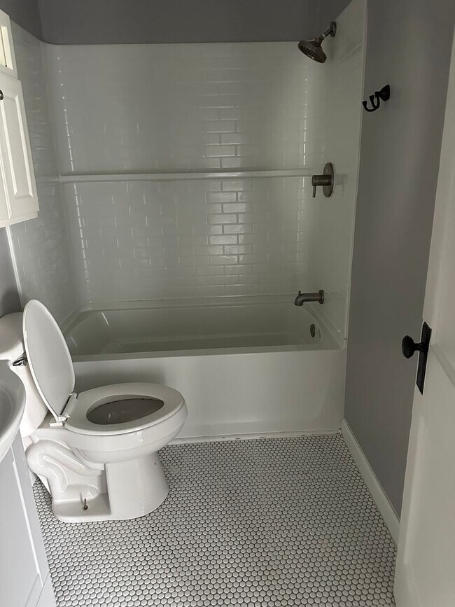 Foto del edificio - Nice 2 Bedroom 1 Bath Apartment above a salon. 1 Level