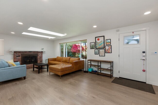 Building Photo - Beautiful 4 Bedroom Home in Richmond