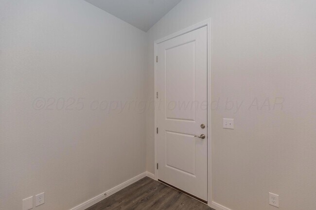 Foto del edificio - 7511 Beck Dr