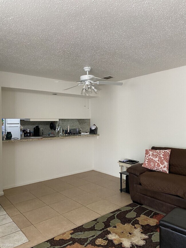 Building Photo - 2 br, 1 bath Townhome - 2818 Village Dr