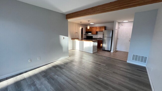 Building Photo - 2 Bedroom Ground Floor Condo in Independen...