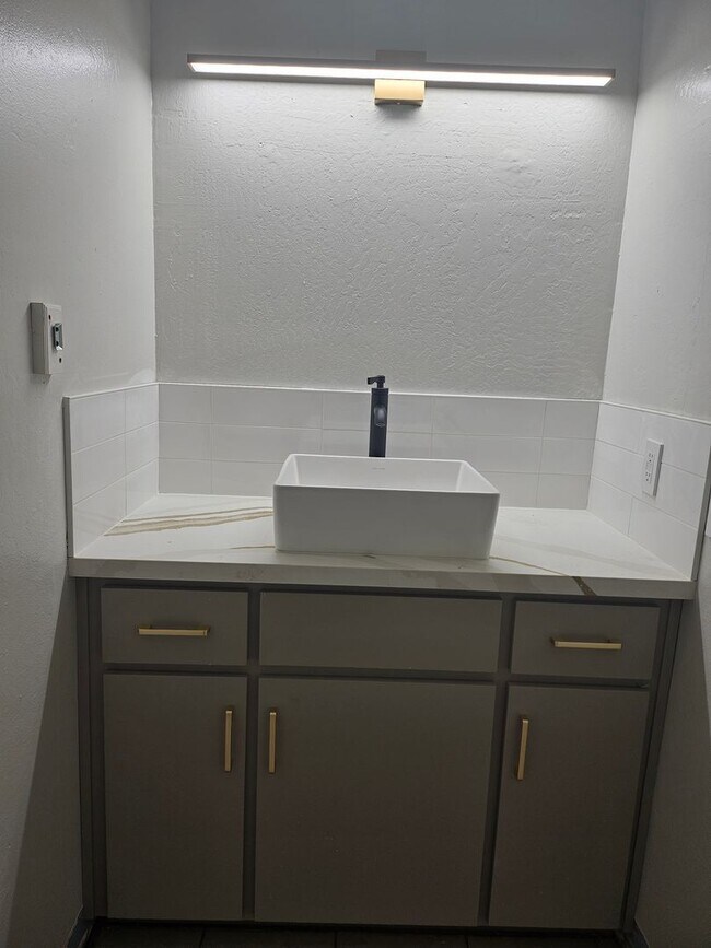 Building Photo - 2 BEDROOM REMODELED UNIT