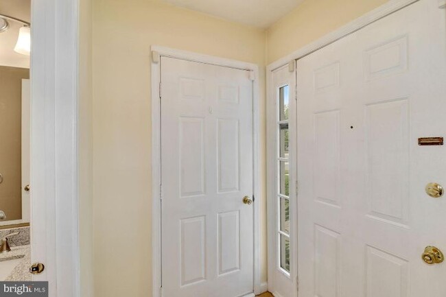 Building Photo - 323 Birch Hollow Dr