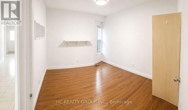 Building Photo - 562 Bathurst St