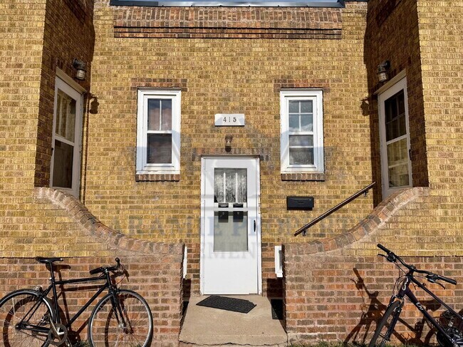 Building Photo - 1 Bedroom Apartment