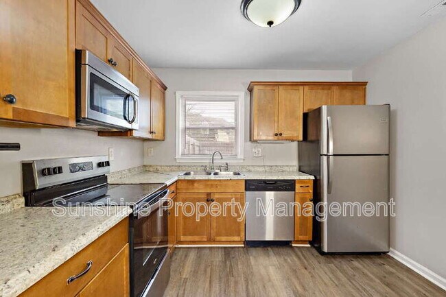 Building Photo - 2905 Radcliffe Ln N