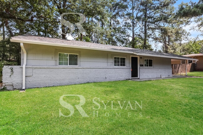 Building Photo - Immerse yourself in comfort and convenience