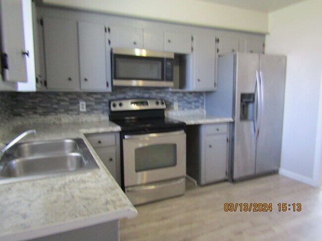 Foto del edificio - Freshly Painted/New Flooring Home!! Pets N...