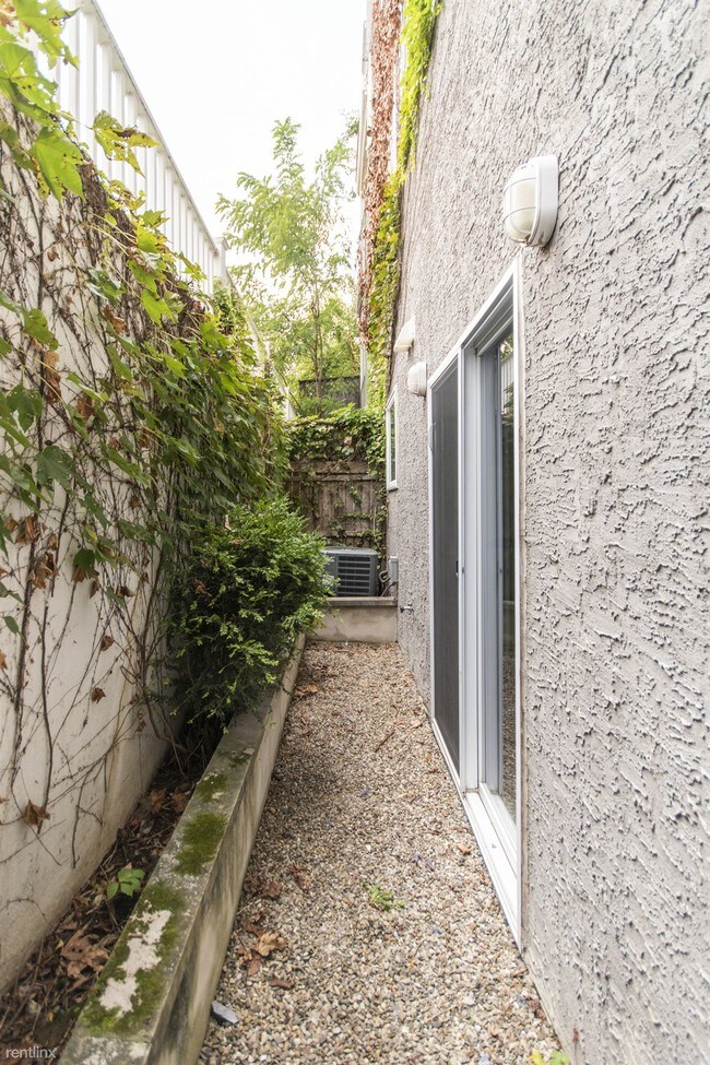 Building Photo - Studio, 1 bath Condo - 622 N 12TH ST 4