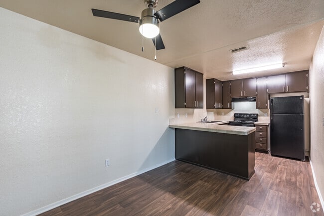 2BR, 2BA - 924SF - Dining Room - Willow Run Apartments
