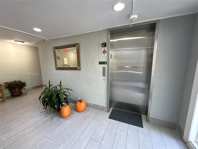 Foto del edificio - 7403 SW 82nd St