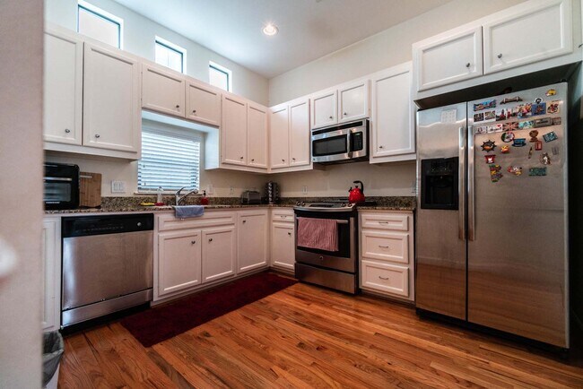 Foto del edificio - 2710 Hullsmith Dr