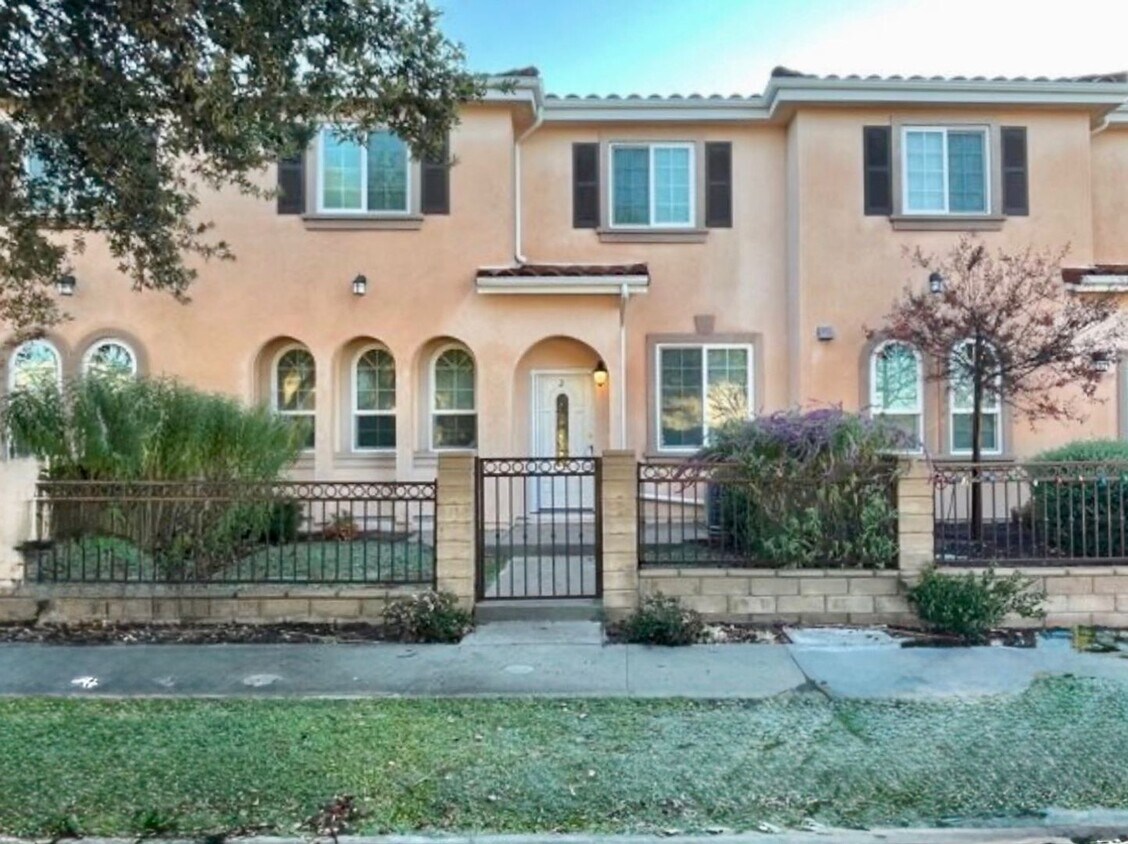 Primary Photo - Beautiful remodeled 3 bedroom townhome in ...