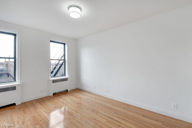 Building Photo - 96 E 208th St