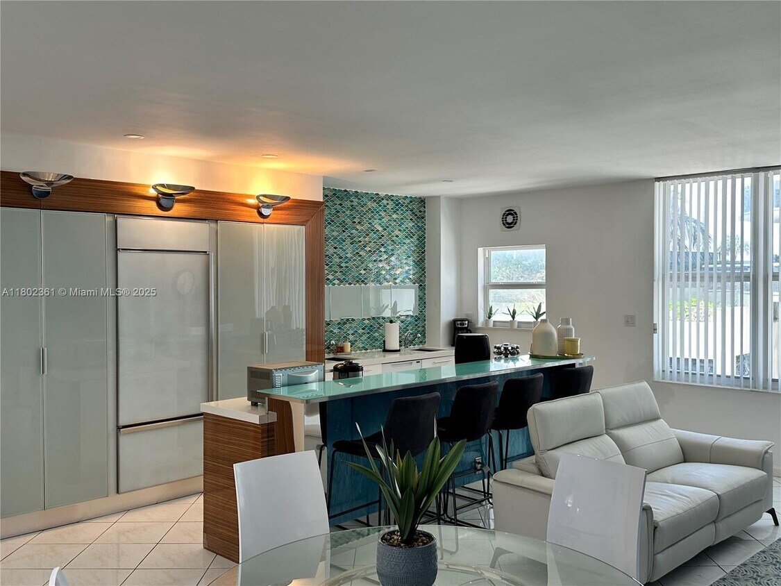 Primary Photo - 4747 Collins Ave