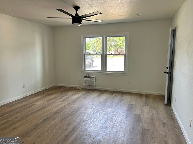Foto del edificio - 610 N College Dr