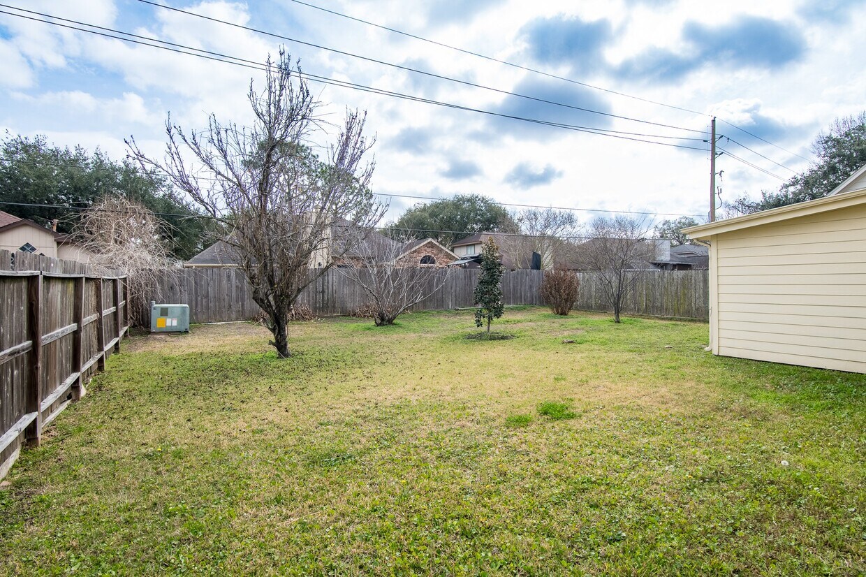 Building Photo - 6218 Summerville Ln