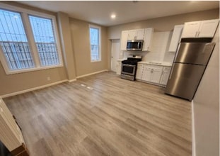 Building Photo - 348 W Queen Ln