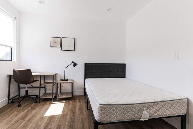 private bedroom - 1609 W 35th Pl