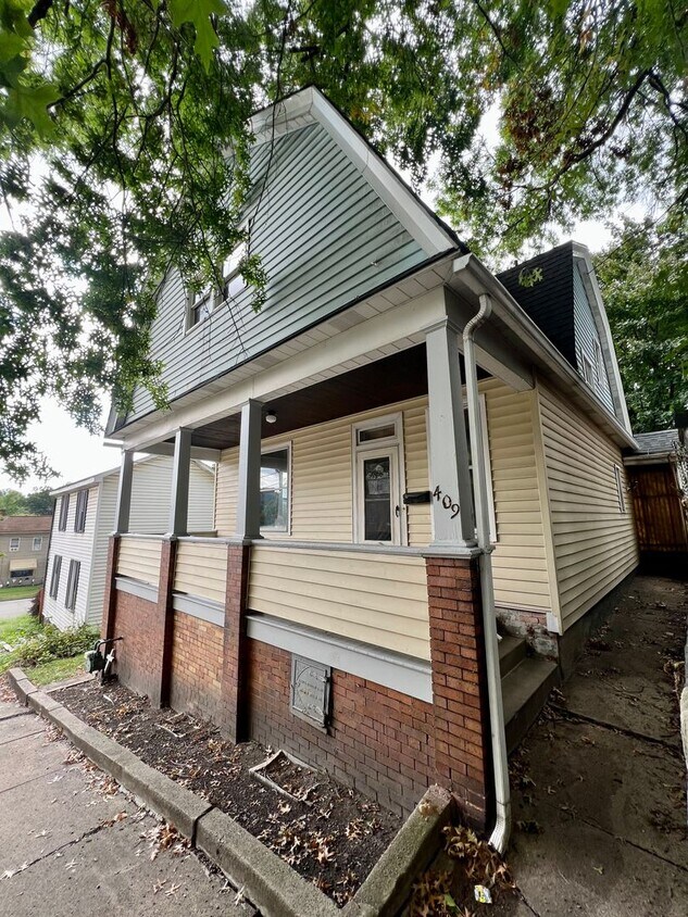 Primary Photo - Must See! - Charming 3 Bedroom 2 Bathroom ...