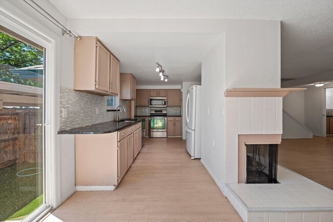 Building Photo - 8758 E Roundtree Ave