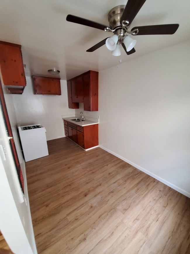 Building Photo - 1208 N Fuller Ave