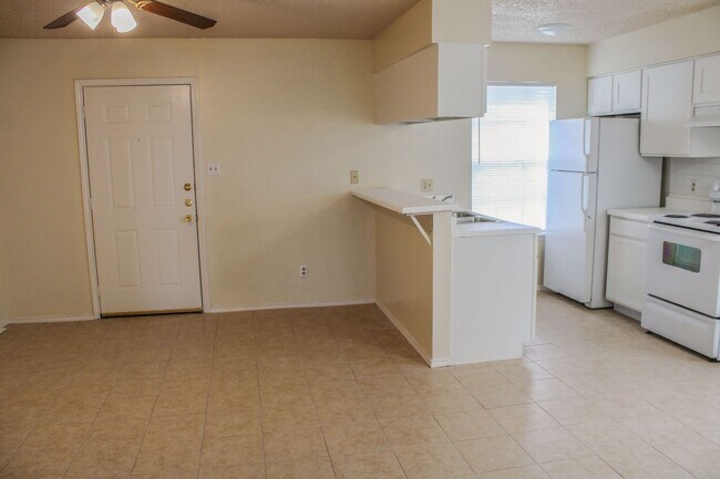 Foto del edificio - 2-Bedroom Duplex in Edison