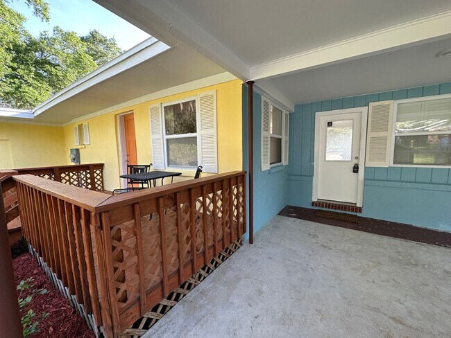 Building Photo - Beautiful 2Bed & 1Bath ON THE WATER in St....