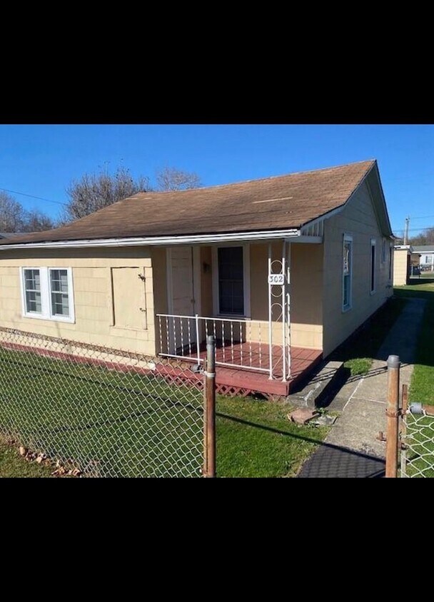 Primary Photo - 302 Center Ave