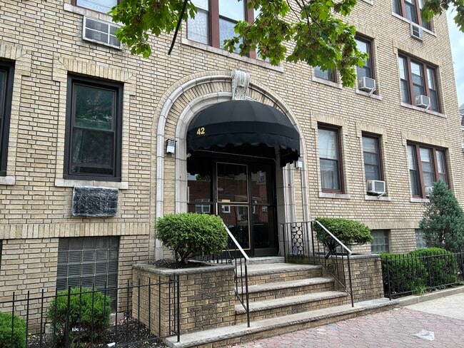 Building Photo - 42 Van Wagenen Ave