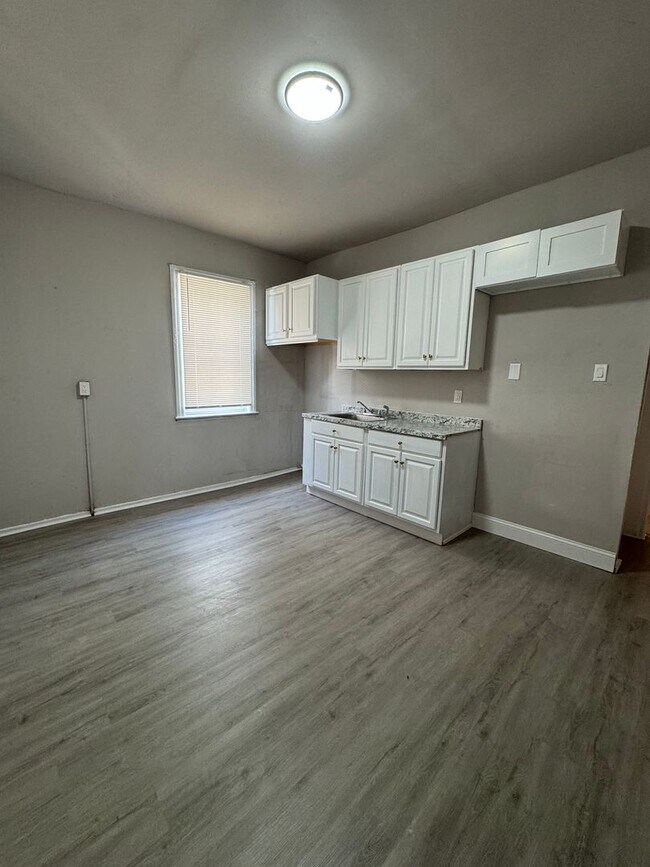 Foto del edificio - Spacious 3-Bedroom Home in Elmwood Park — ...