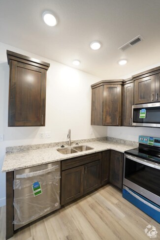 Building Photo - 1561 110