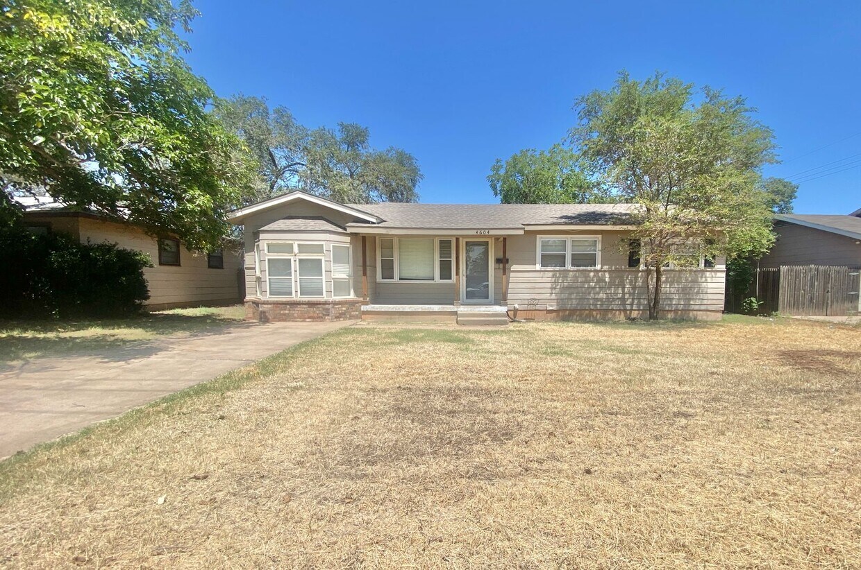 Foto principal - Great 3 bed 1 bath near 50th and slide now...
