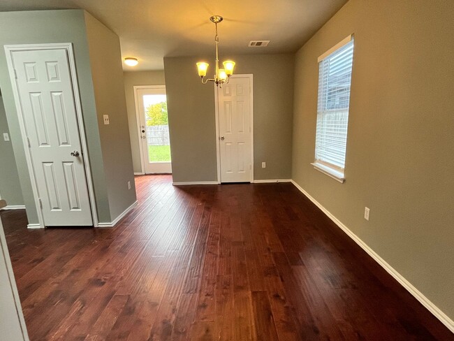 Building Photo - 2825 Deerfern Ln