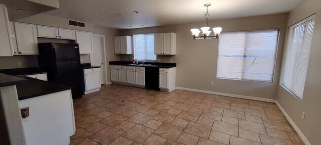 Foto del edificio - 1385 E Betsy Ln