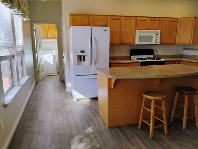 Building Photo - Beautiful 3 Bedroom 2 Bathroom Home