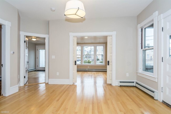 Building Photo - 3 br, 1 bath Triplex - 244 Lake St