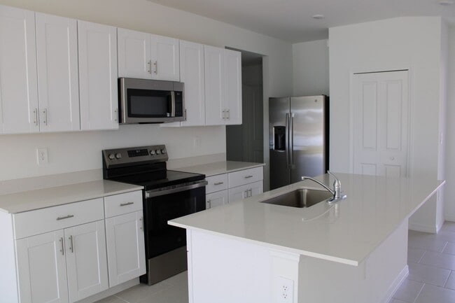 Foto del edificio - Brand New Construction in Lehigh Acres at Savanna Lakes MOVE IN SPECIAL FIRST MONTH RENT FREE!