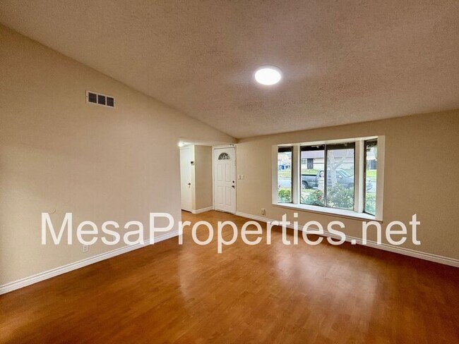 Foto del edificio - 653 N Lancewood Ave